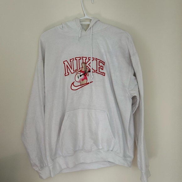 Gildan Taylor Swift Embroidered White and Red Hoodie Sweatshirt Classic Style - Picture 1 of 6